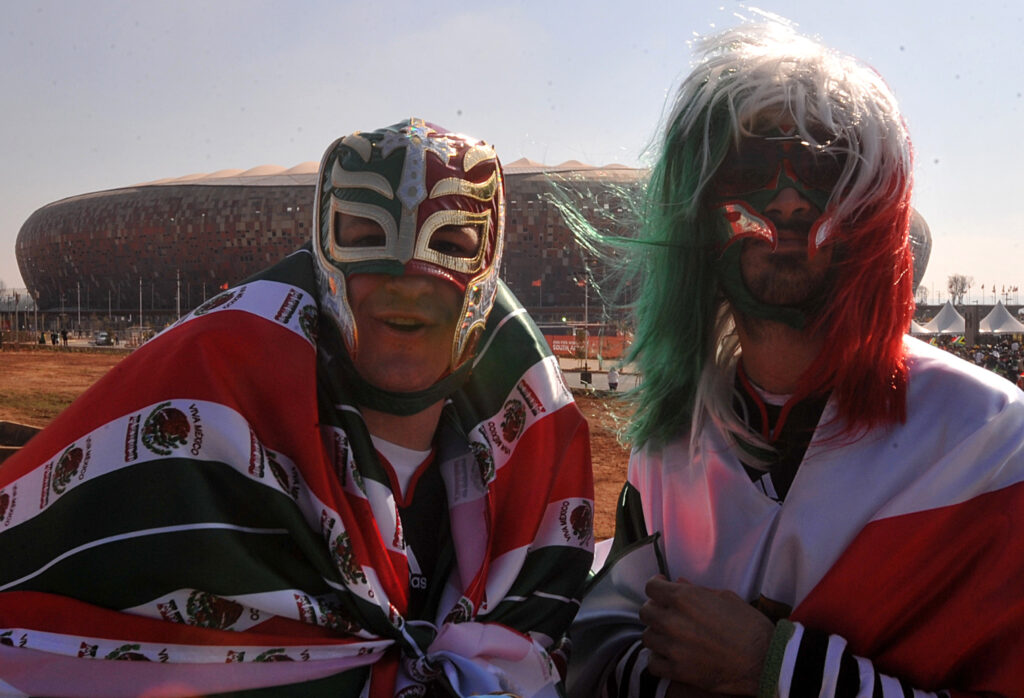 Aficionados de la seleccion de Mexico celebrando en un Mundial de futbol