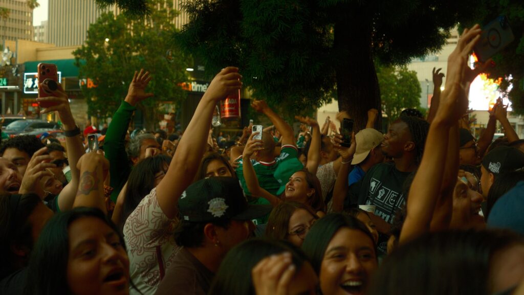 Multitud de aficionados de México celebra durante una fiesta del Mundial en Los Ángeles