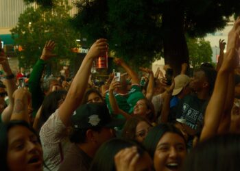 Multitud de aficionados de México celebra durante una fiesta del Mundial en Los Ángeles