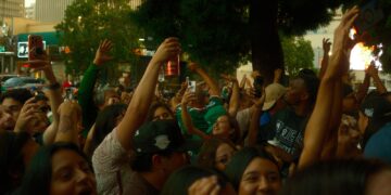 Multitud de aficionados de México celebra durante una fiesta del Mundial en Los Ángeles