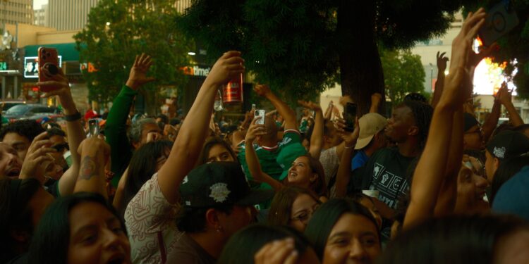 Multitud de aficionados de México celebra durante una fiesta del Mundial en Los Ángeles