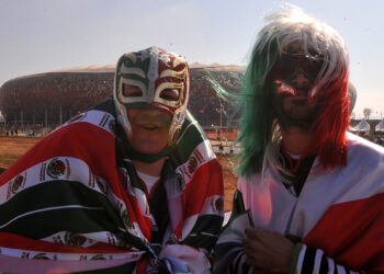 Aficionados de la seleccion de Mexico celebrando en un Mundial de futbol
