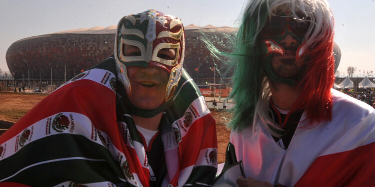 Aficionados de la seleccion de Mexico celebrando en un Mundial de futbol