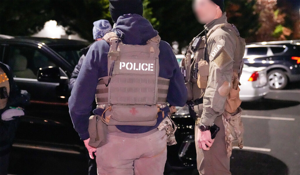 Agentes de Operaciones de Control y Deportación de ICE durante un operativo en Florida