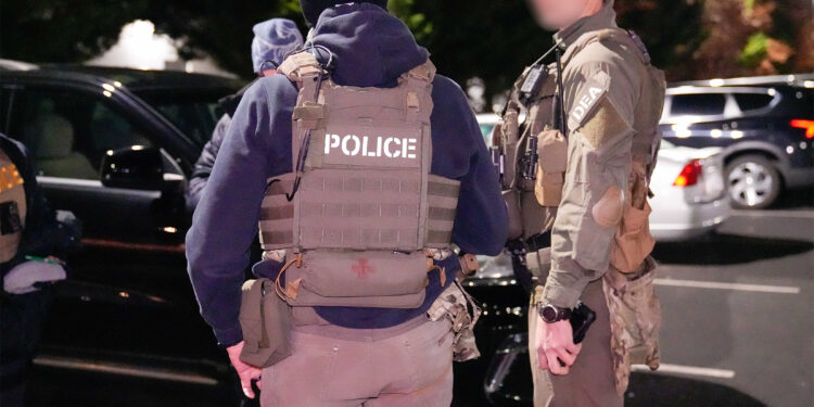 Agentes de Operaciones de Control y Deportación de ICE durante un operativo en Florida