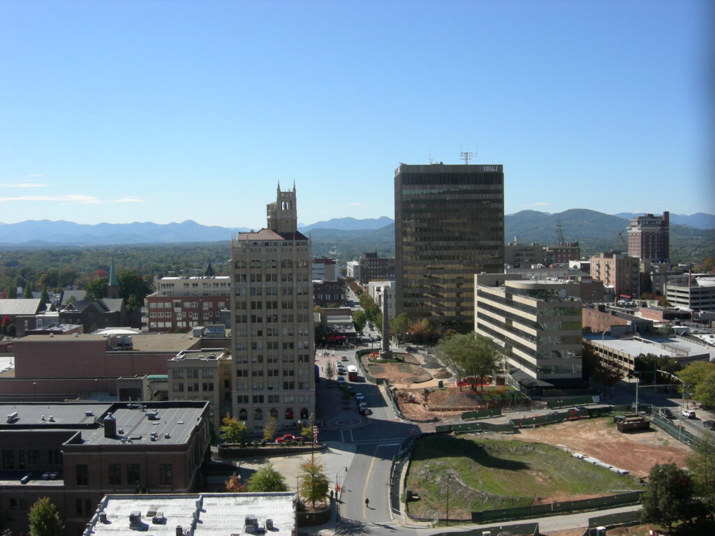 Vista del centro histórico de Asheville desde lo alto del edificio municipal