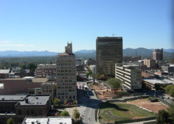 Vista del centro histórico de Asheville desde lo alto del edificio municipal