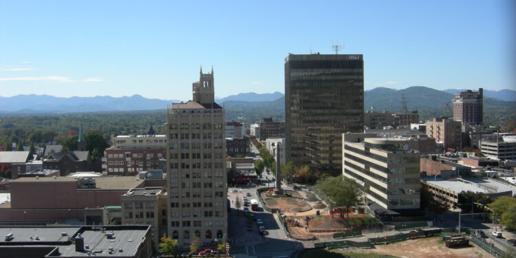 Vista del centro histórico de Asheville desde lo alto del edificio municipal
