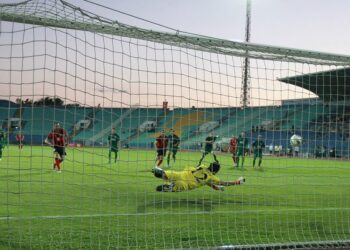 Portero ataja un disparo desde el punto penal en un partido de fútbol