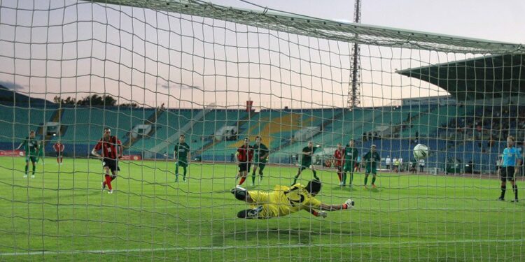 Portero ataja un disparo desde el punto penal en un partido de fútbol