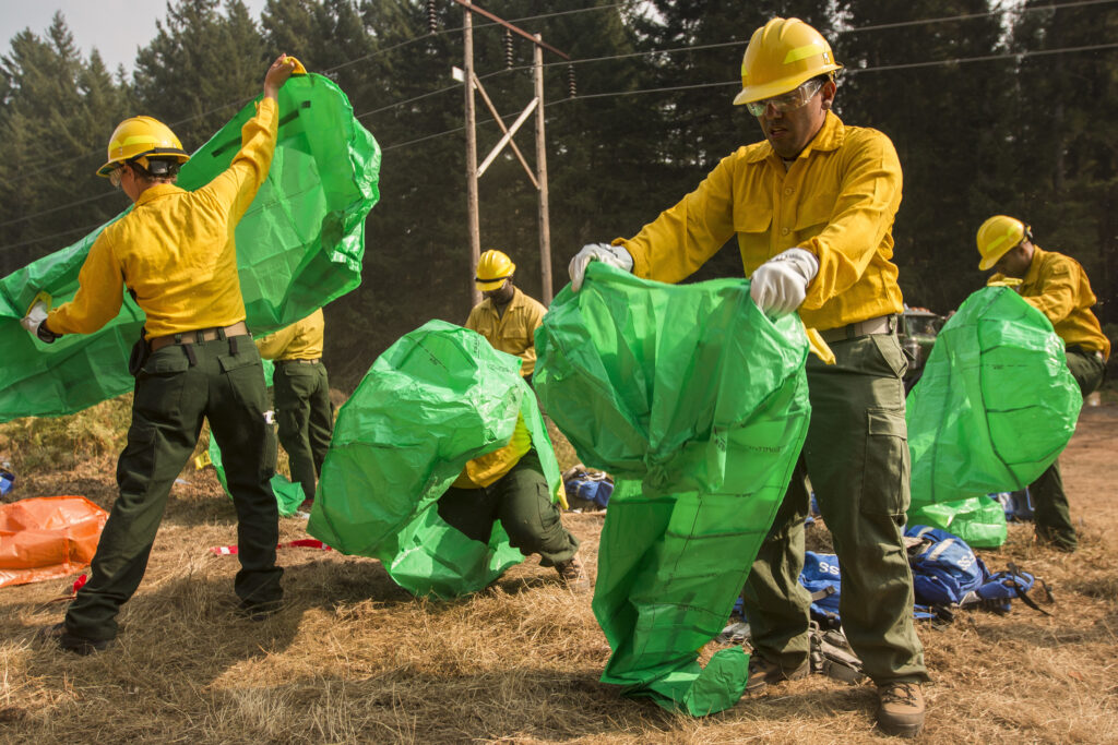 Bombero forestal trabajando frente a un incendio en Estados Unidos