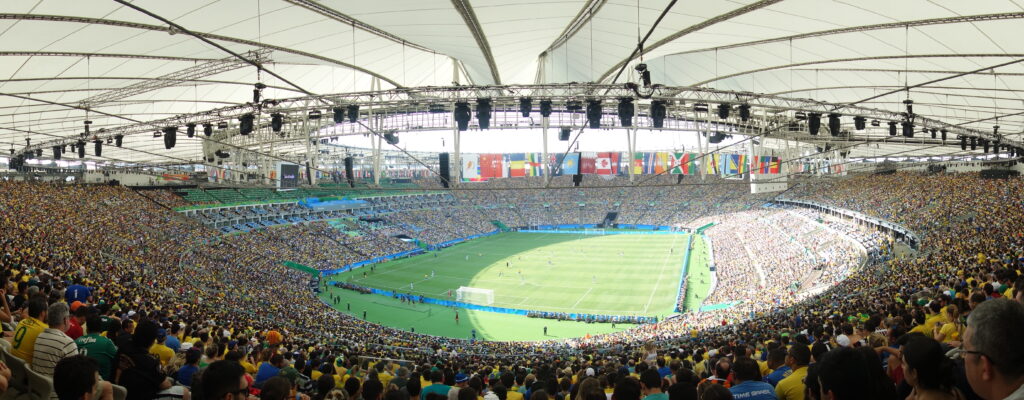 Acción de un partido de fútbol de la selección de Brasil en un estadio