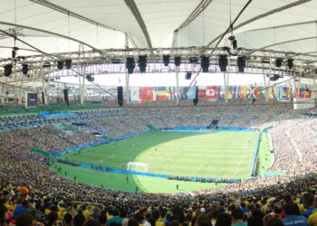 Acción de un partido de fútbol de la selección de Brasil en un estadio