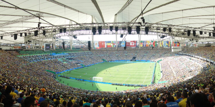 Acción de un partido de fútbol de la selección de Brasil en un estadio