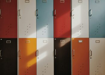 Casilleros de colores en el pasillo de una escuela