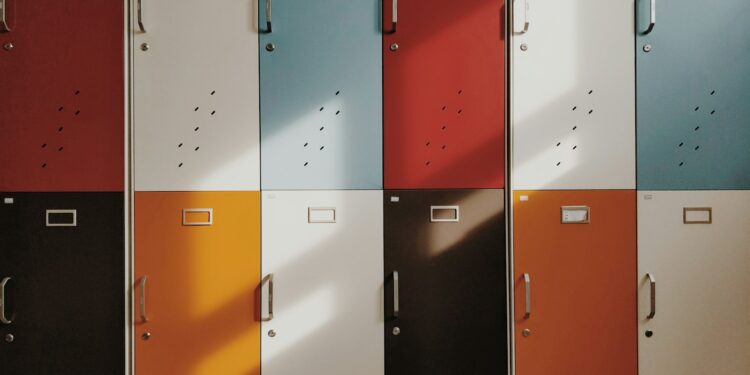 Casilleros de colores en el pasillo de una escuela