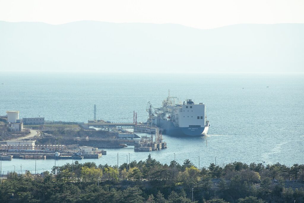 Buque petrolero navegando en alta mar, vinculado al transporte de crudo
