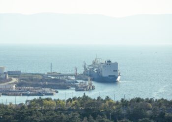 Buque petrolero navegando en alta mar, vinculado al transporte de crudo
