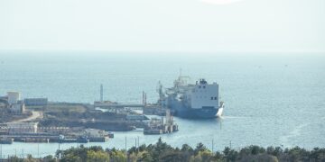 Buque petrolero navegando en alta mar, vinculado al transporte de crudo
