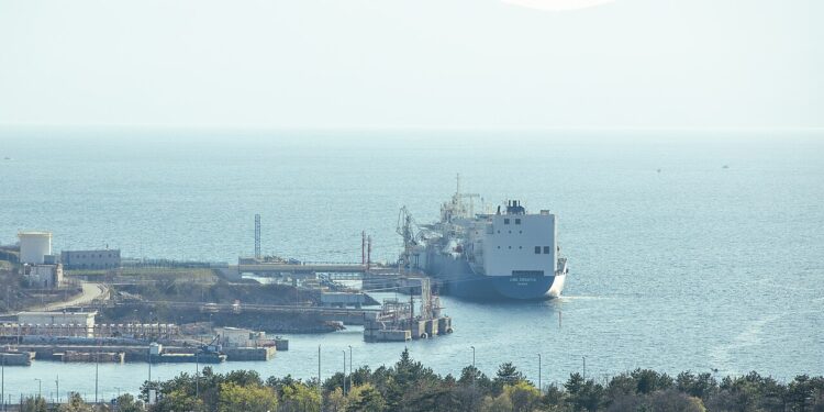 Buque petrolero navegando en alta mar, vinculado al transporte de crudo