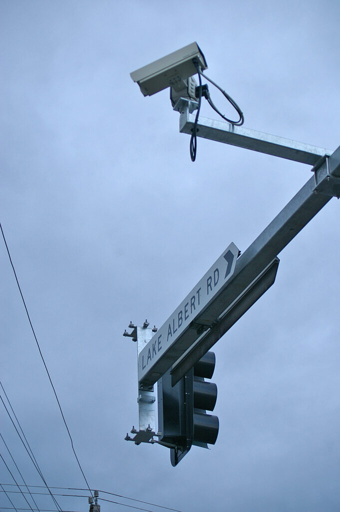Cámara de vigilancia de tráfico instalada sobre una carretera
