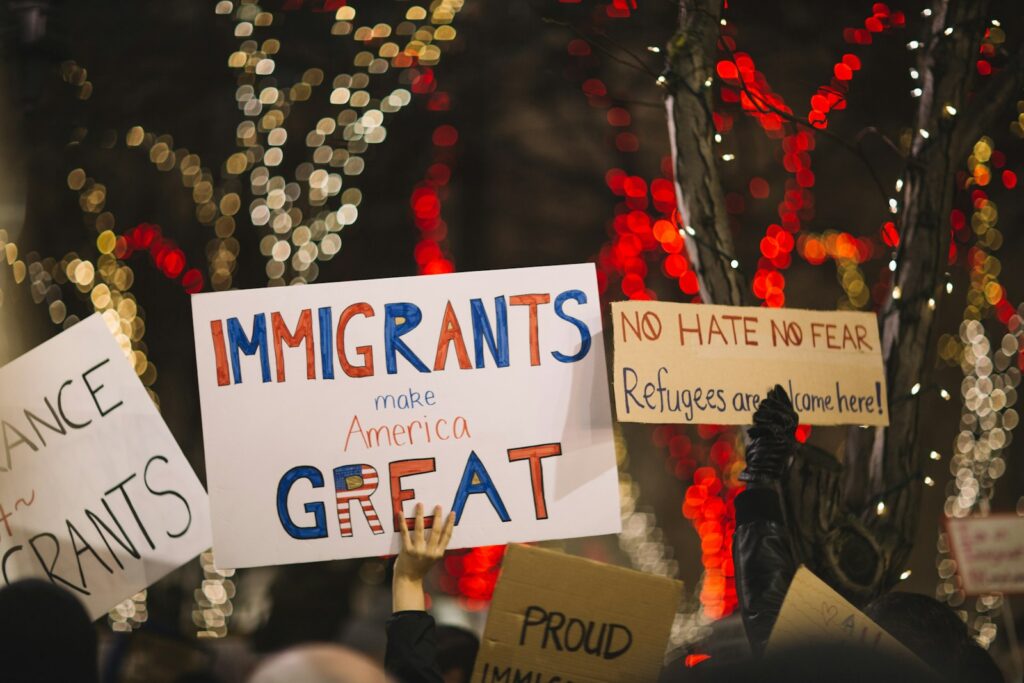 Cartel iluminado con un mensaje de apoyo a los inmigrantes