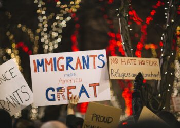 Cartel iluminado con un mensaje de apoyo a los inmigrantes