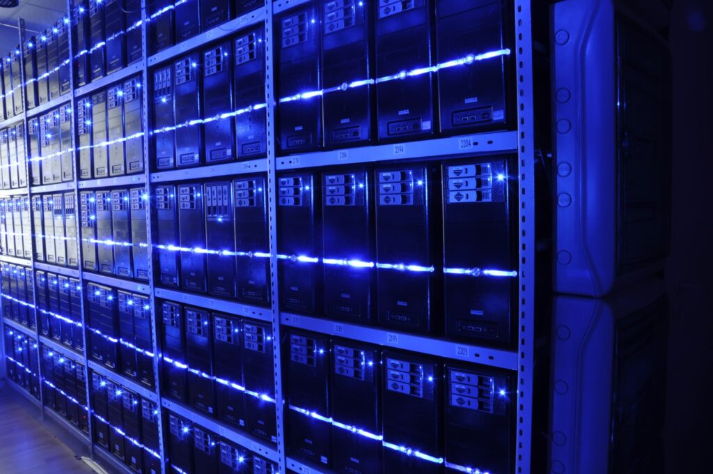 Pasillo de un centro de datos con racks de servidores