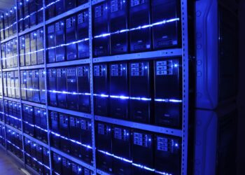 Pasillo de un centro de datos con racks de servidores