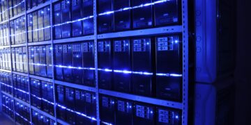 Pasillo de un centro de datos con racks de servidores