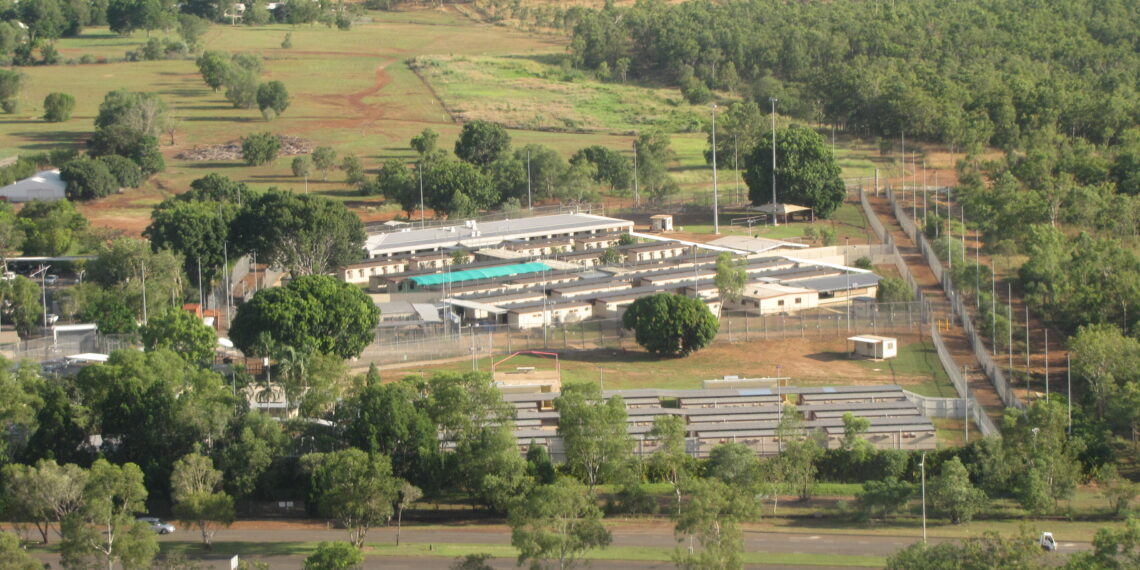 Vista exterior de un centro de detención de inmigración