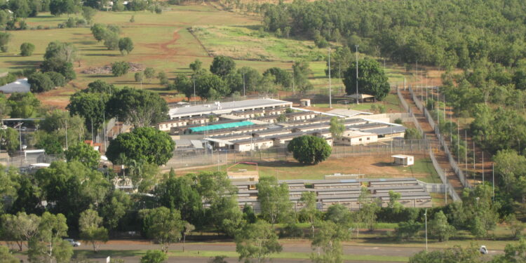 Vista exterior de un centro de detención de inmigración