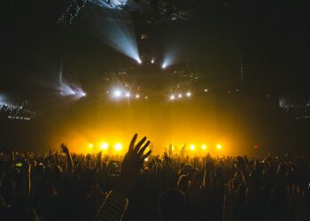 Escenario iluminado durante un concierto de música en vivo
