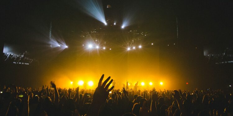 Escenario iluminado durante un concierto de música en vivo