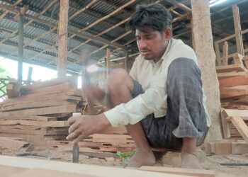 Carpintero trabajando la madera en un taller