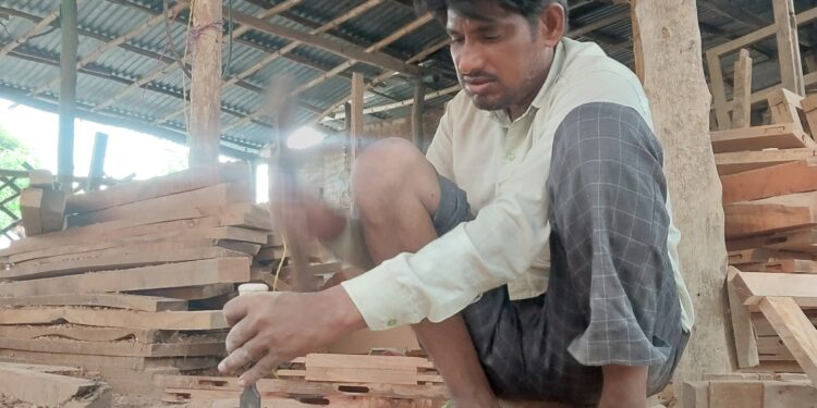 Carpintero trabajando la madera en un taller