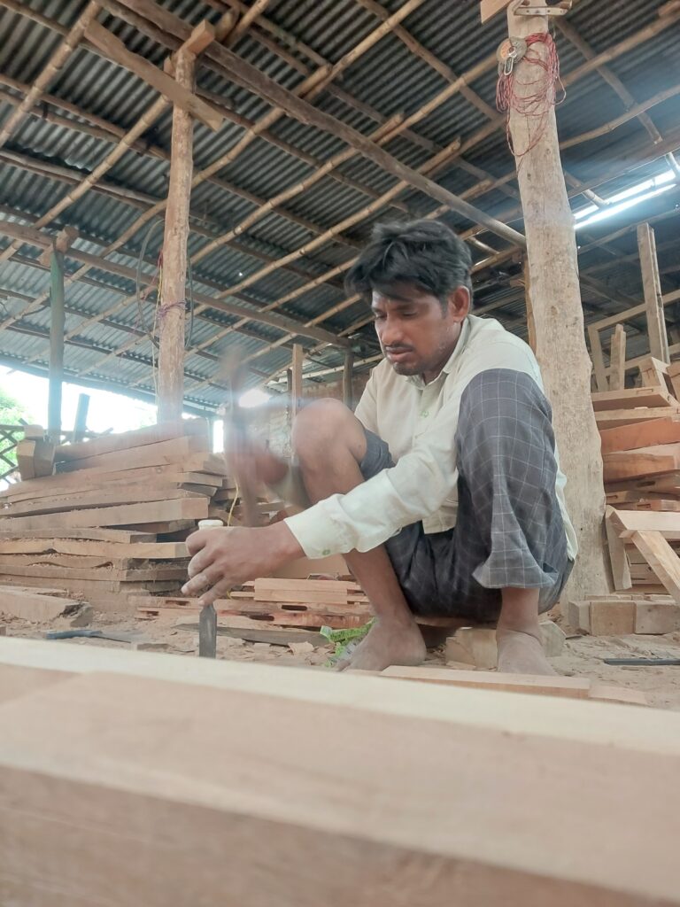 Carpintero trabajando la madera en un taller