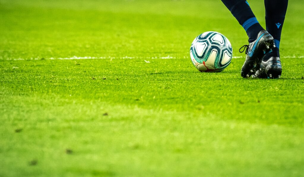 Jugador de fútbol en acción sobre el campo de juego