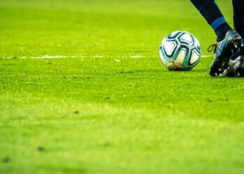 Jugador de fútbol en acción sobre el campo de juego