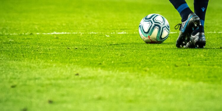 Jugador de fútbol en acción sobre el campo de juego