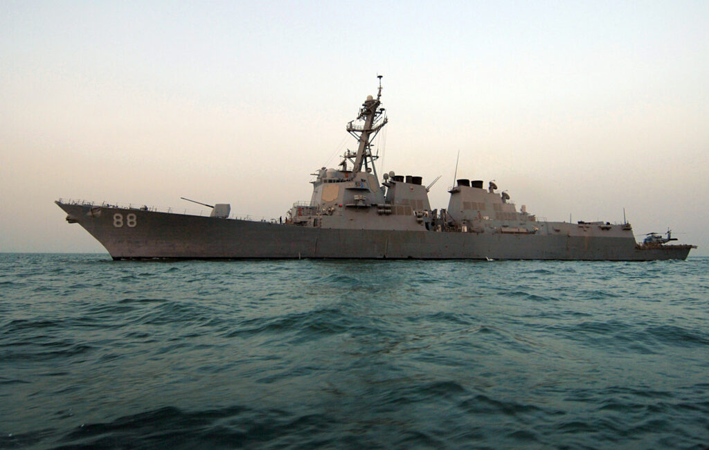 Buque de guerra de la Armada de Estados Unidos navegando por el Golfo Pérsico