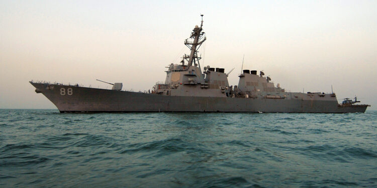 Buque de guerra de la Armada de Estados Unidos navegando por el Golfo Pérsico