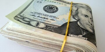Pila de billetes de dólar estadounidense en efectivo