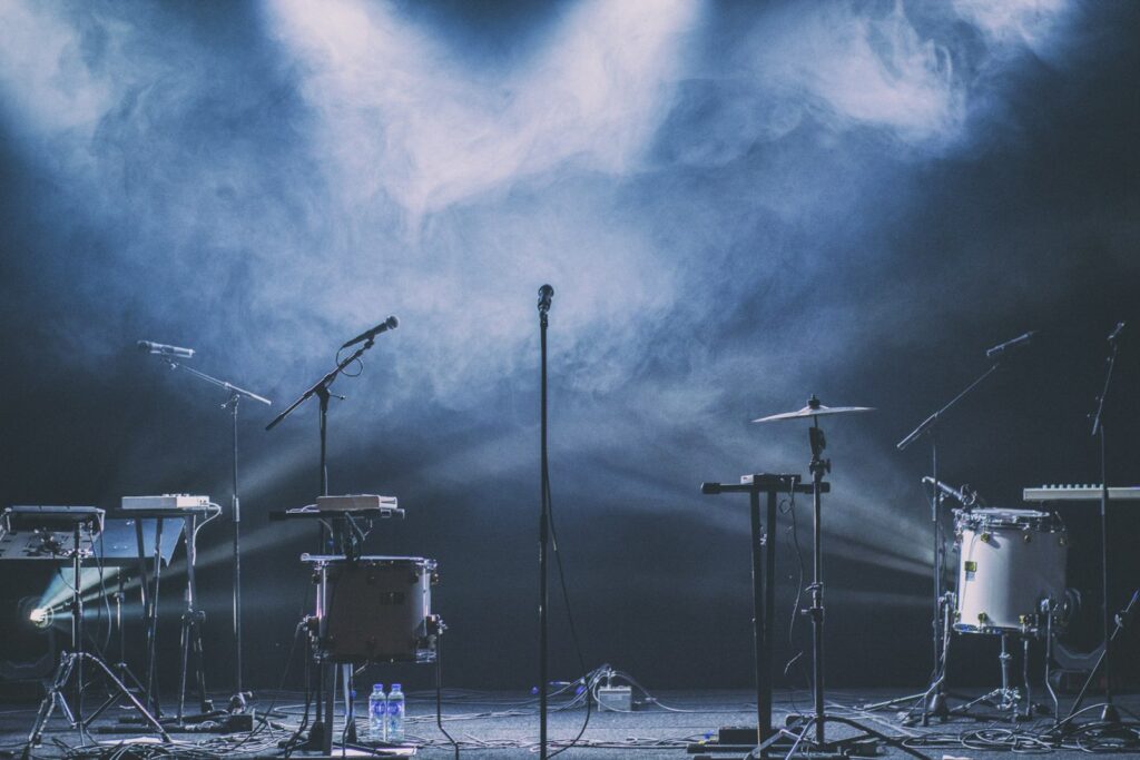 Escenario iluminado de un concierto de música en vivo