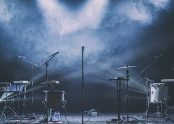 Escenario iluminado de un concierto de música en vivo