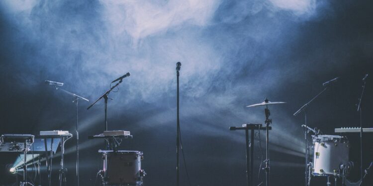 Escenario iluminado de un concierto de música en vivo