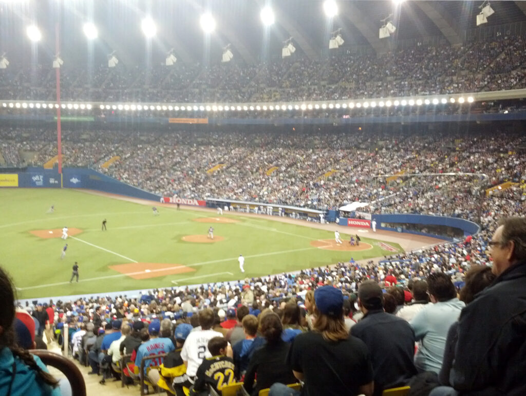 Estadio lleno durante un partido de béisbol de las Grandes Ligas