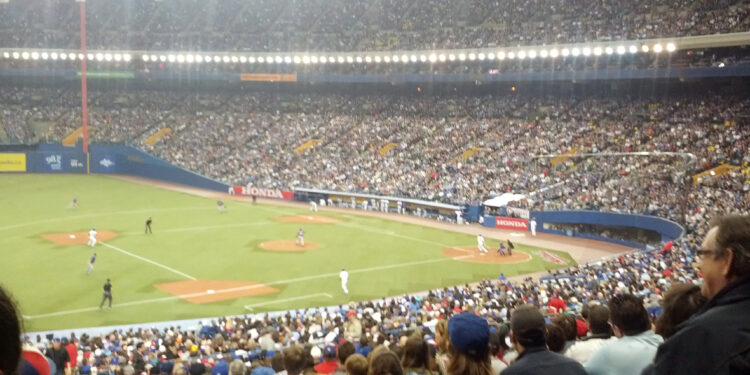 Estadio lleno durante un partido de béisbol de las Grandes Ligas