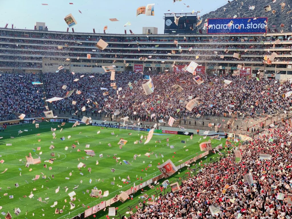 Estadio lleno de aficionados durante un partido de fútbol