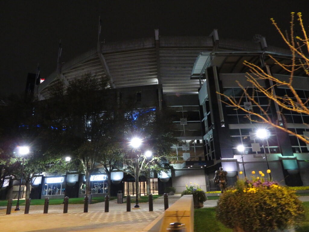 Estadio de fútbol lleno de aficionados en Charlotte, Carolina del Norte
